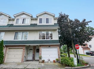 15 Woodcutters Ln, Staten Island, NY 10306