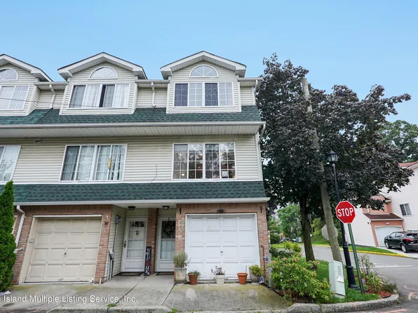 15 Woodcutters Ln, Staten Island, NY 10306