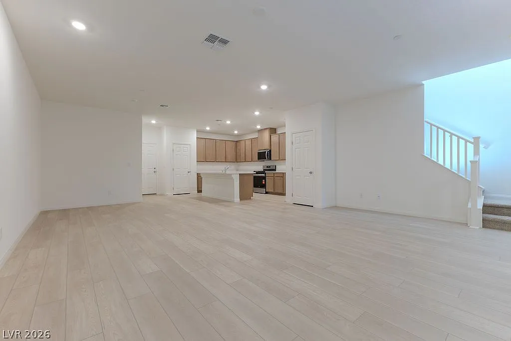 3 bed, 2.5 bath, 1809 sqft, $2,590 — Photo 2