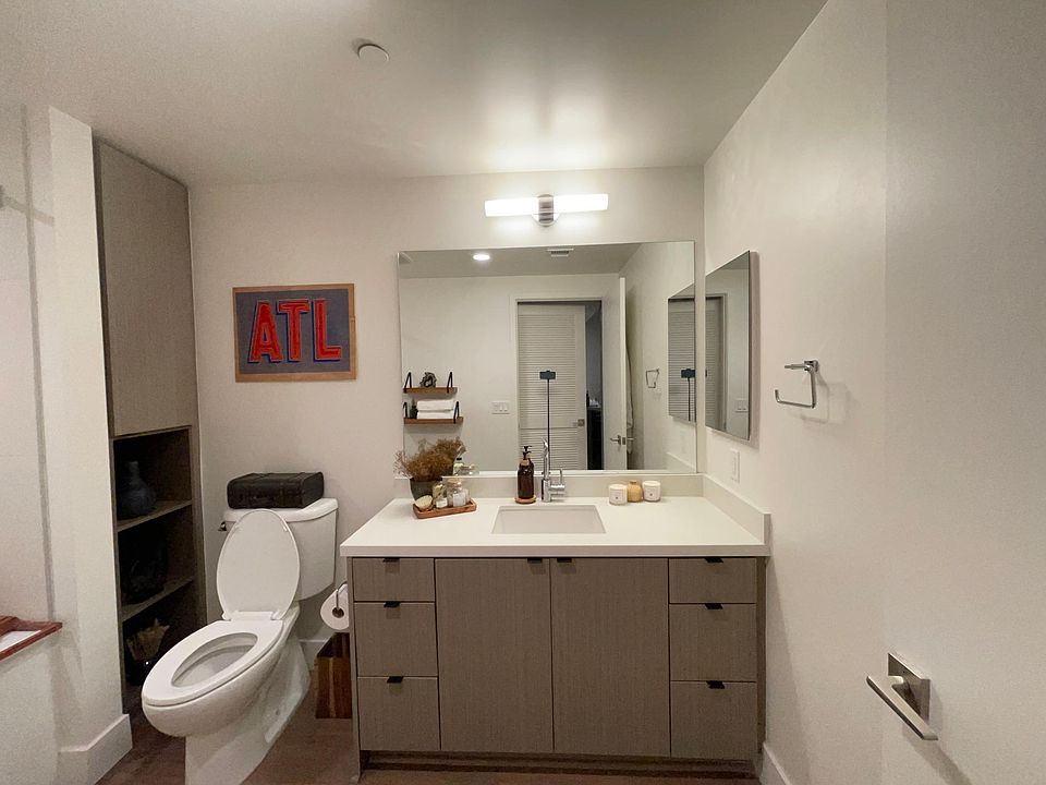 1st image of 701 W 9th St