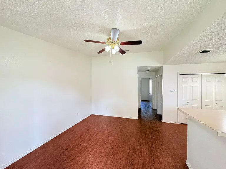1215 Ridgemont St — Photo 3