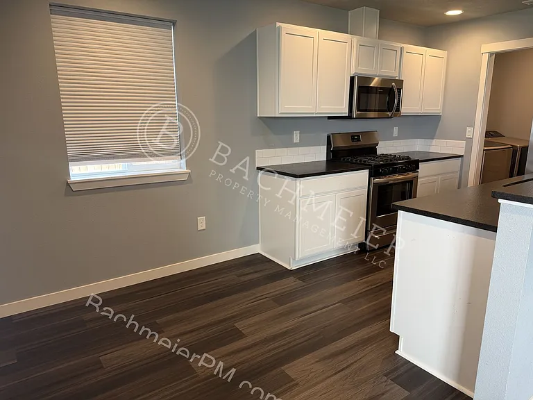 151 SW Nye Ave — Photo 4