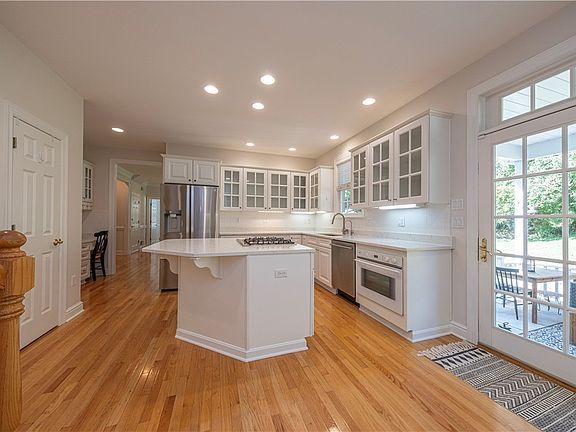 3rd image of 503 Sharon Rd