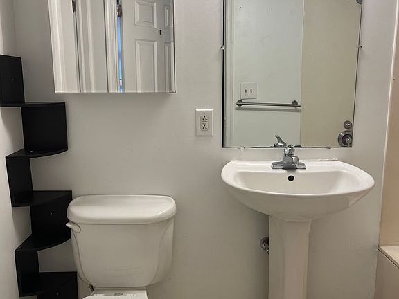 5th image of 21 S 13th St APT 403