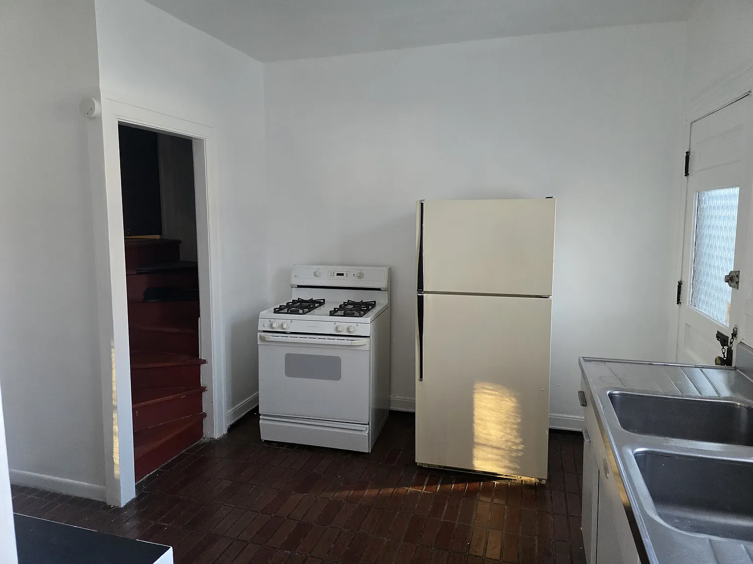 5 bed, 2150 sqft, $1,950 — Photo 3