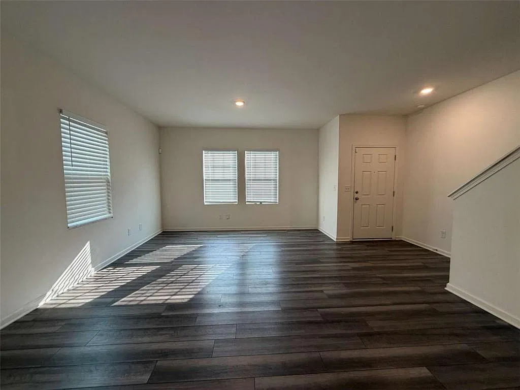 3 bed, 2.5 bath, $2,200 — Photo 2