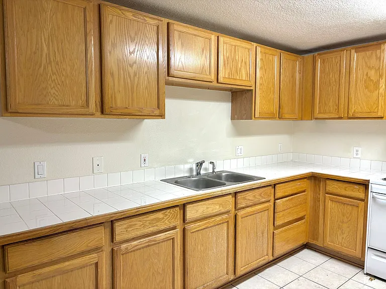 10211 N Lombard St — Photo 6
