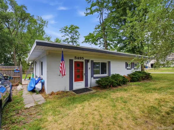 5495 Savoy Dr, Waterford, MI 48327