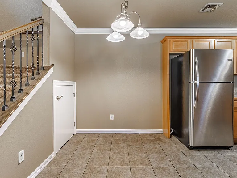 56 S Woodsprings Dr — Photo 4