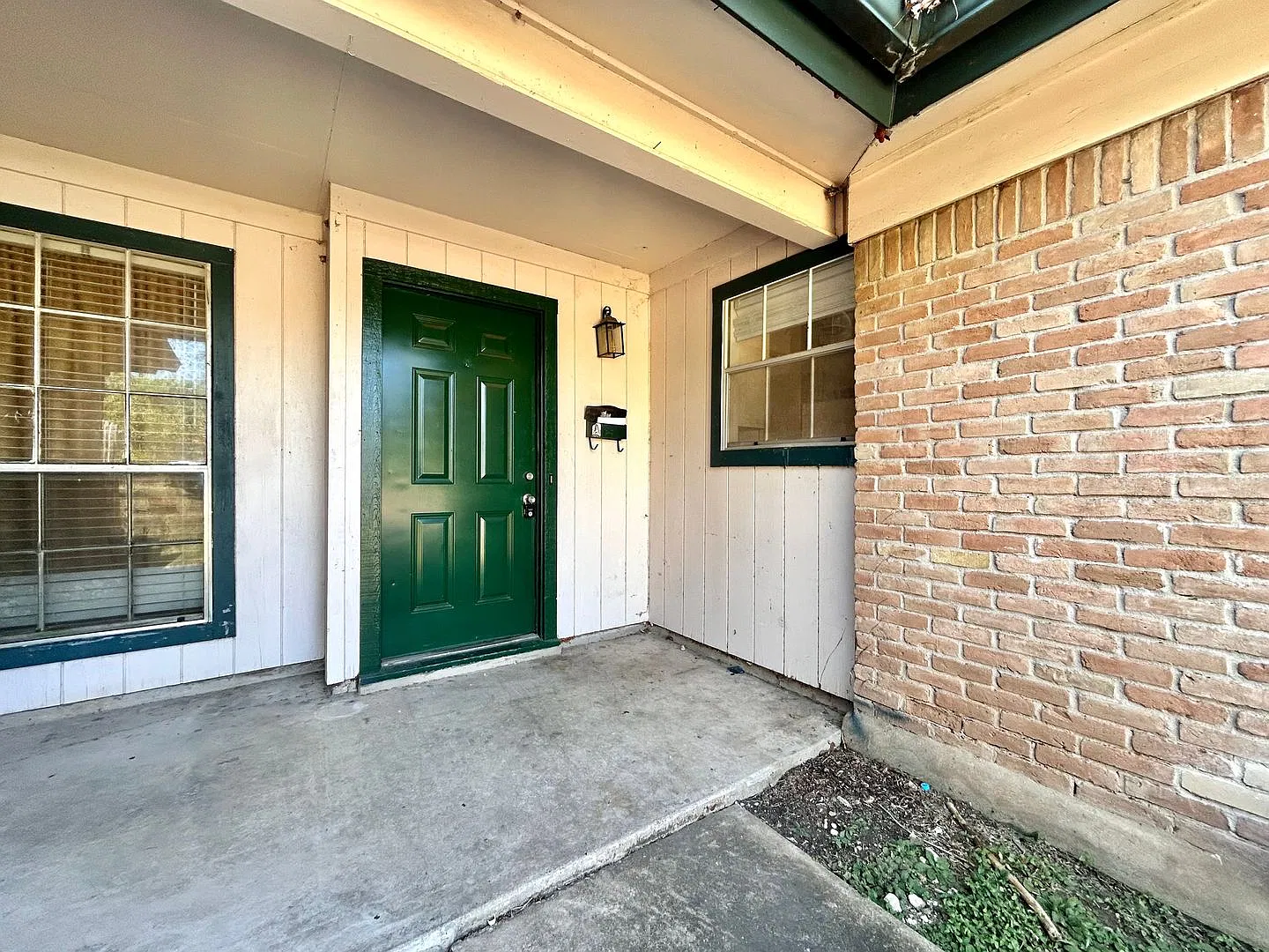 Charming 3/BR 2/BA Home with Enclosed Porch & Fenced Backyard! — Photo 3
