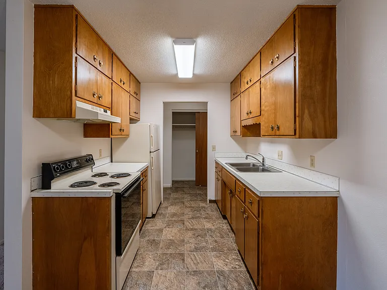 Fargo, ND Woodland Apartments | Kitchen