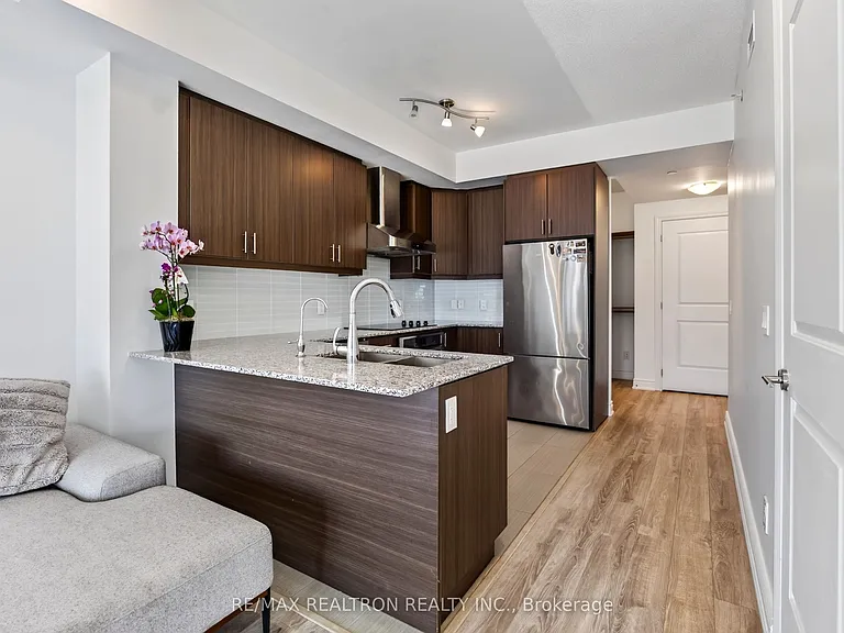 9618 Yonge St #801 — Photo 4