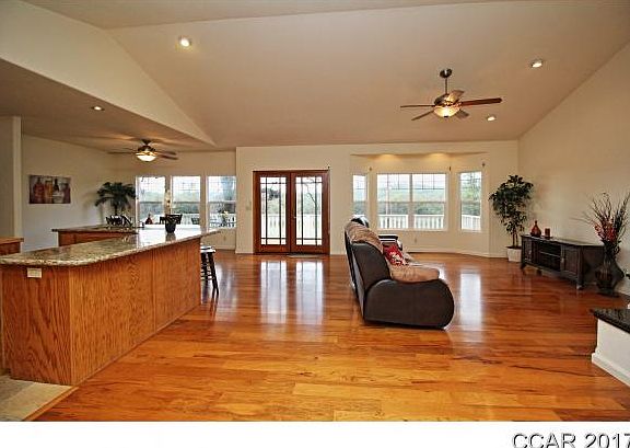 3rd image of 376 Live Oak Dr