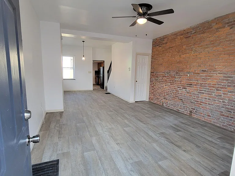 139 N Pine St — Photo 4