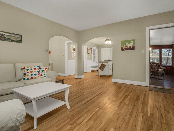 5th image of 128 Holcombe St S