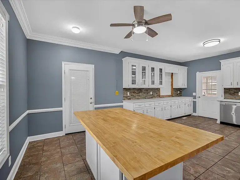 1032 Lynch Rd — Photo 7