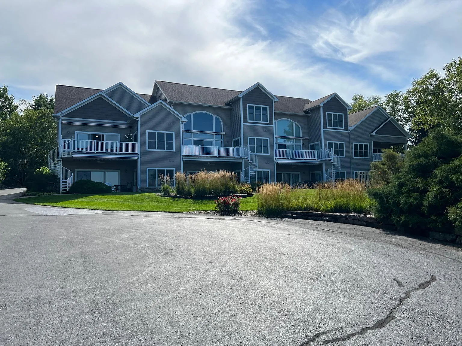 2 bed, 1702 sqft, $2,200 — Photo 1