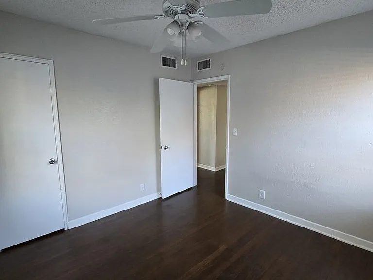 Upgraded Apartments In Arlington Heights! — Photo 14