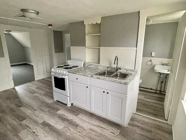 656 Main St #3 — Photo 4