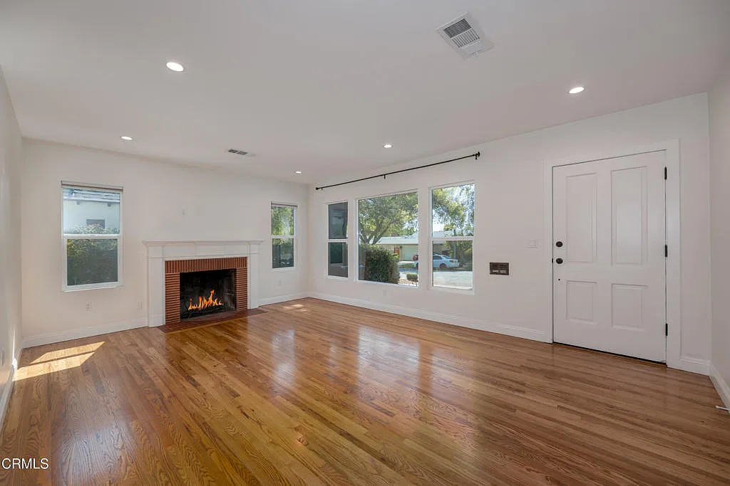 2 bed, 2.0 bath, 1306 sqft, $4,800 — Photo 3