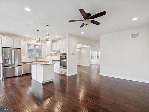 3rd image of 2133 Julia Dr