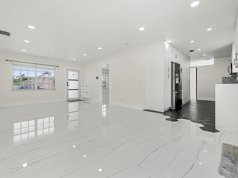 2216 SE Newcastle Ter — Photo 5