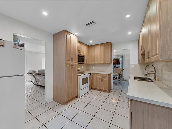 5th image of 6008 NW 70th Avenue