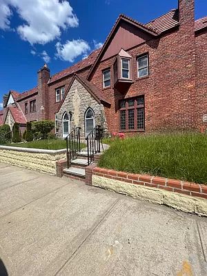 1st image of 215-29 Murdock Ave