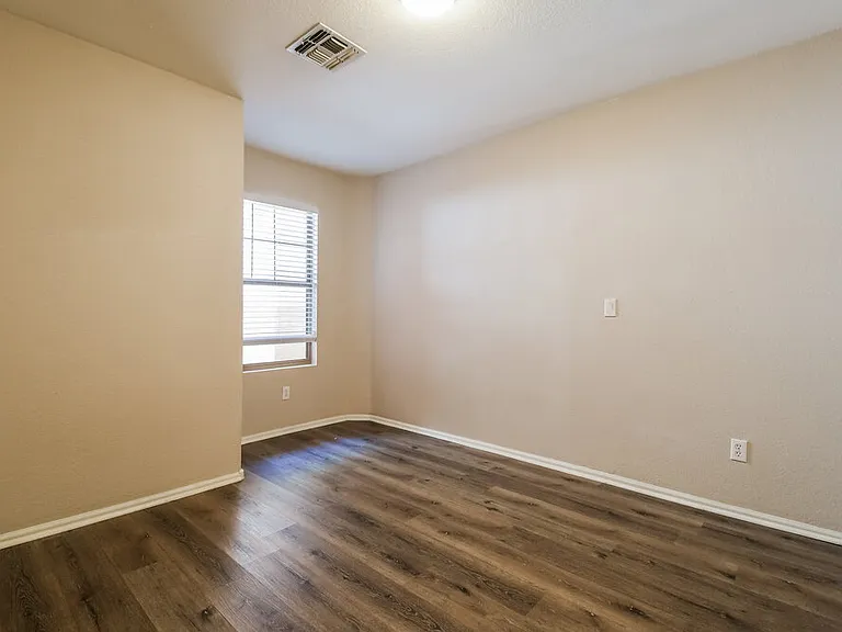 1427 E Vernoa St — Photo 14