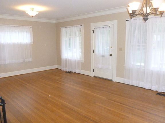 Living Room/Dining Area