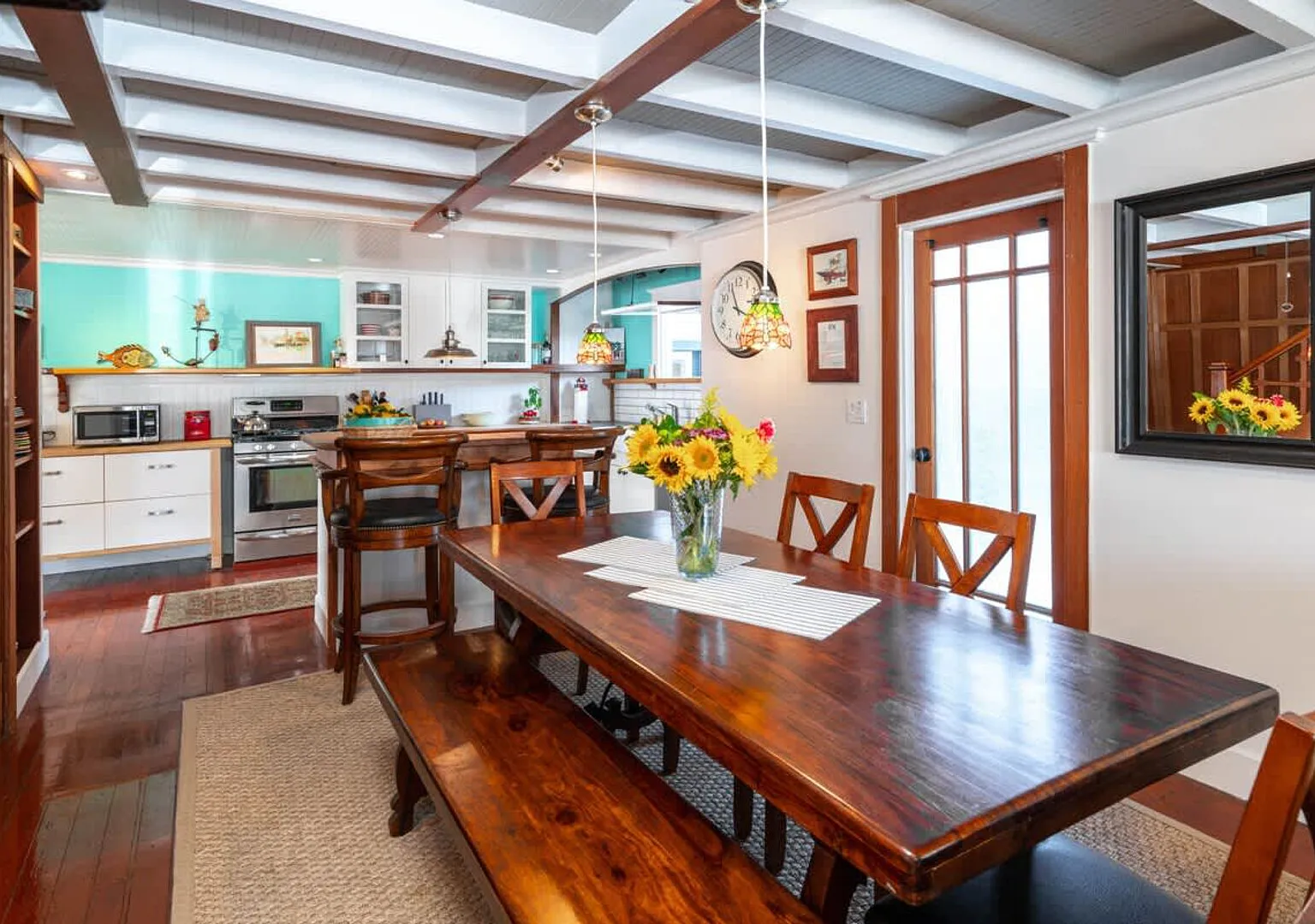 Beach House Near Bay and Beach Access — Photo 4