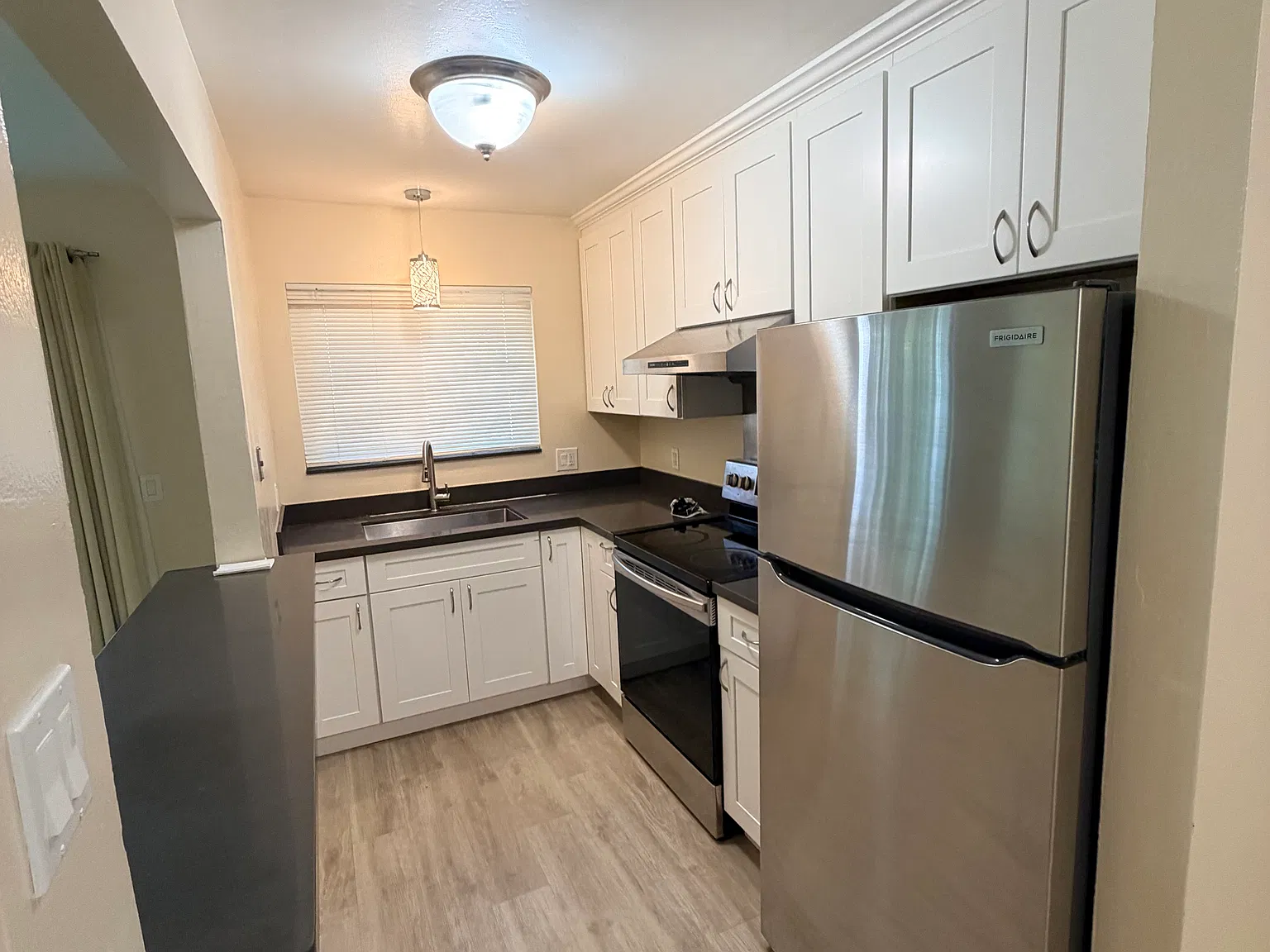 2 bed, 1.5 bath, 1000 sqft, $3,600 — Photo 3