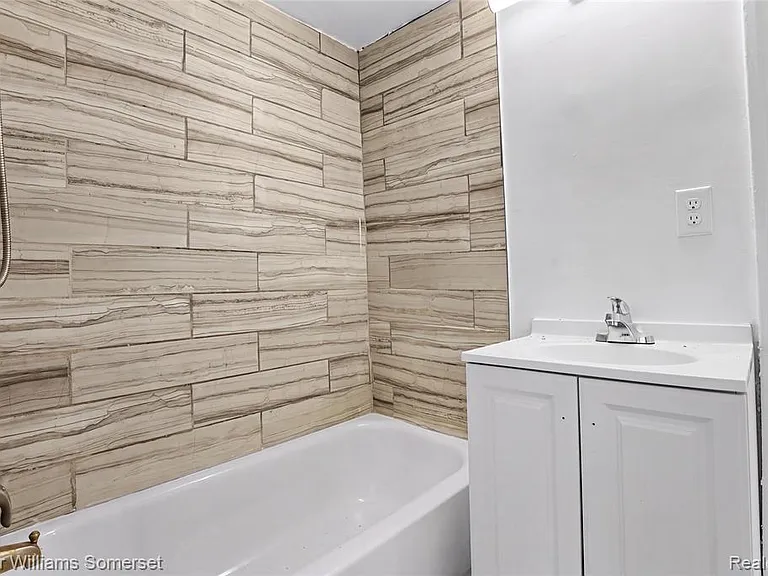 23525 Kress St — Photo 14