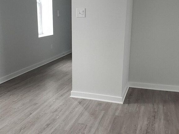 3rd image of 933 Belmont Ave #3R