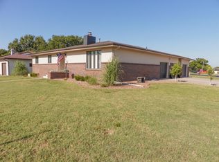 1521 Canterbury Dr, Hays, KS 67601