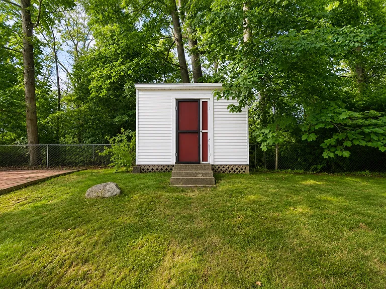 83 Plaskon Dr — Photo 16