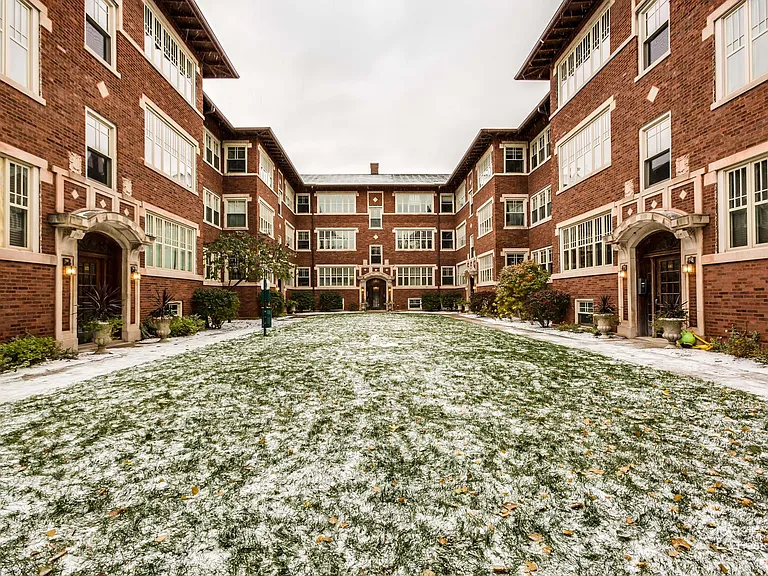 Hinman Court Condos — Photo 5