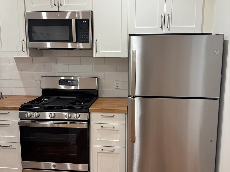 1509 N Hollywood Way #B — Photo 3