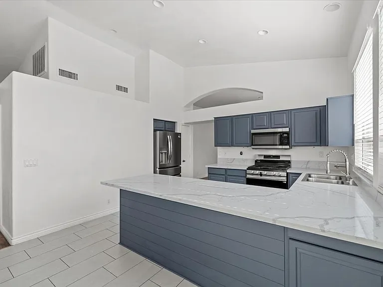 8137 Dartmoor Ave — Photo 11