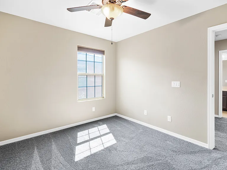 906 E Del Rio St — Photo 38