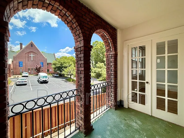 116 E Chestnut St #24 — Photo 8