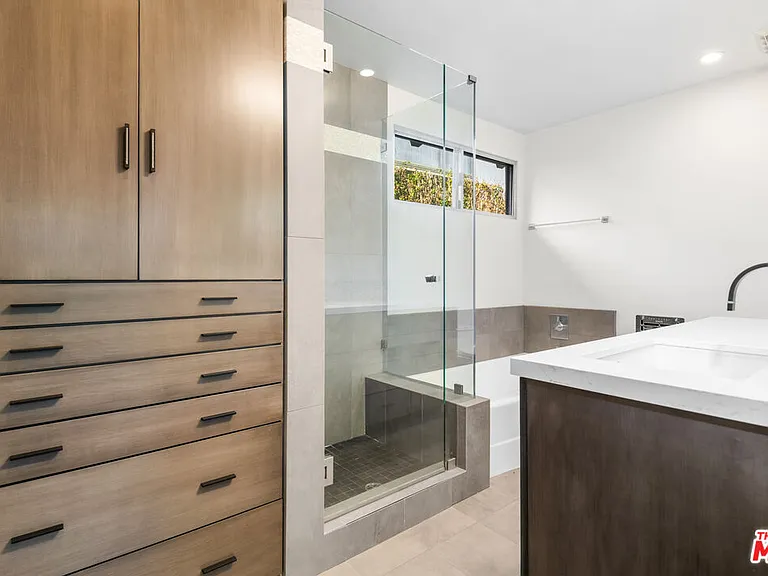 1127 Angelo Dr — Photo 17