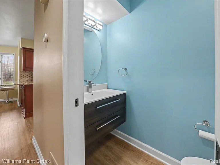 709 Denham Ln — Photo 12