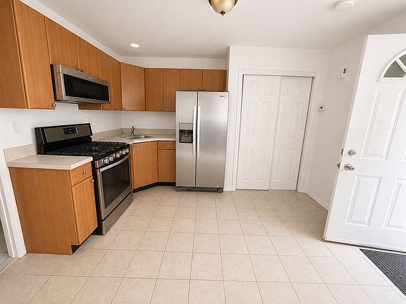 4th image of 15 Orchard Ave #2