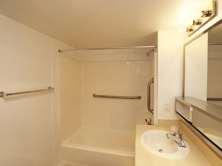 Castaic Lake Senior Apts — Photo 19