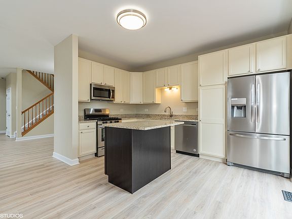 5th image of 327 Tower Hill Dr