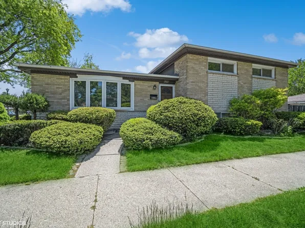 9256 Lavergne Ave, Skokie, IL 60077