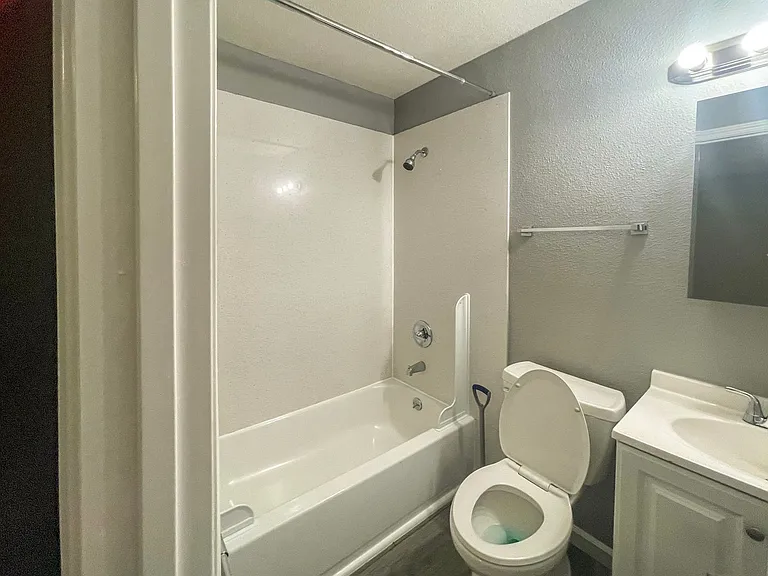 940 N San Joaquin Street — Photo 14