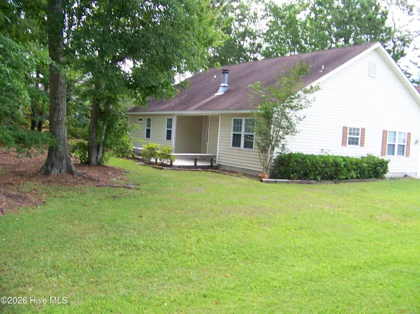 901 Lord Granville Dr, Morehead City, NC 28557