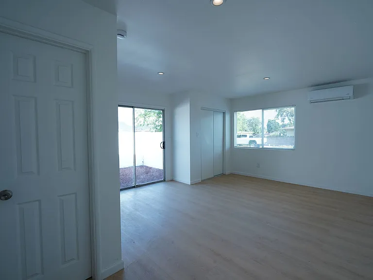 1443 N Riverside Ave — Photo 25